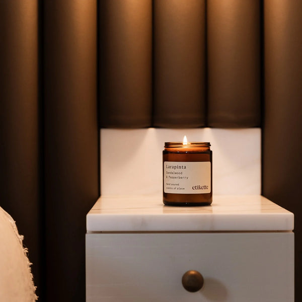 Etikette | soy candle | Larapinta Sandalwood Pepperberry | 175ml - table