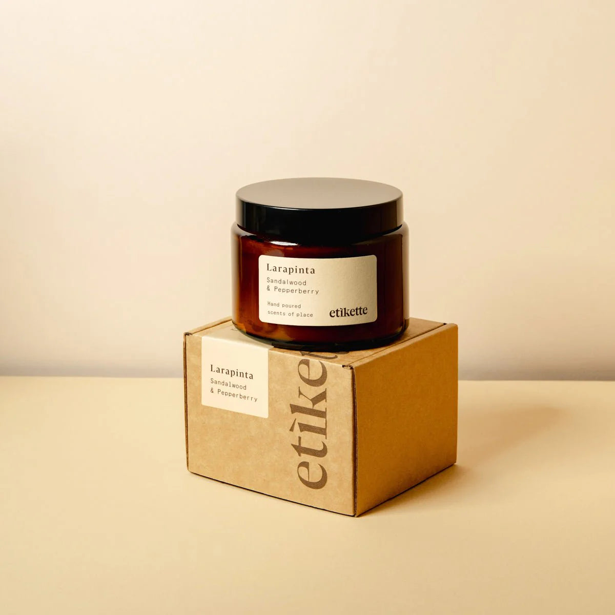 Etikette | soy candle | Larapinta Sandalwood Pepperberry | 500ml - box