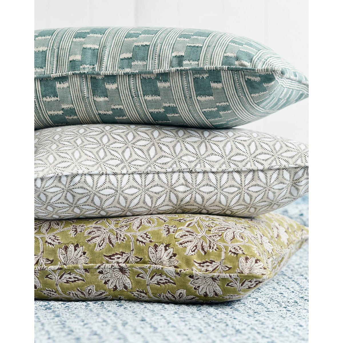 mondocherry - Walter G | Hanami Linen cushion - chalk - stack