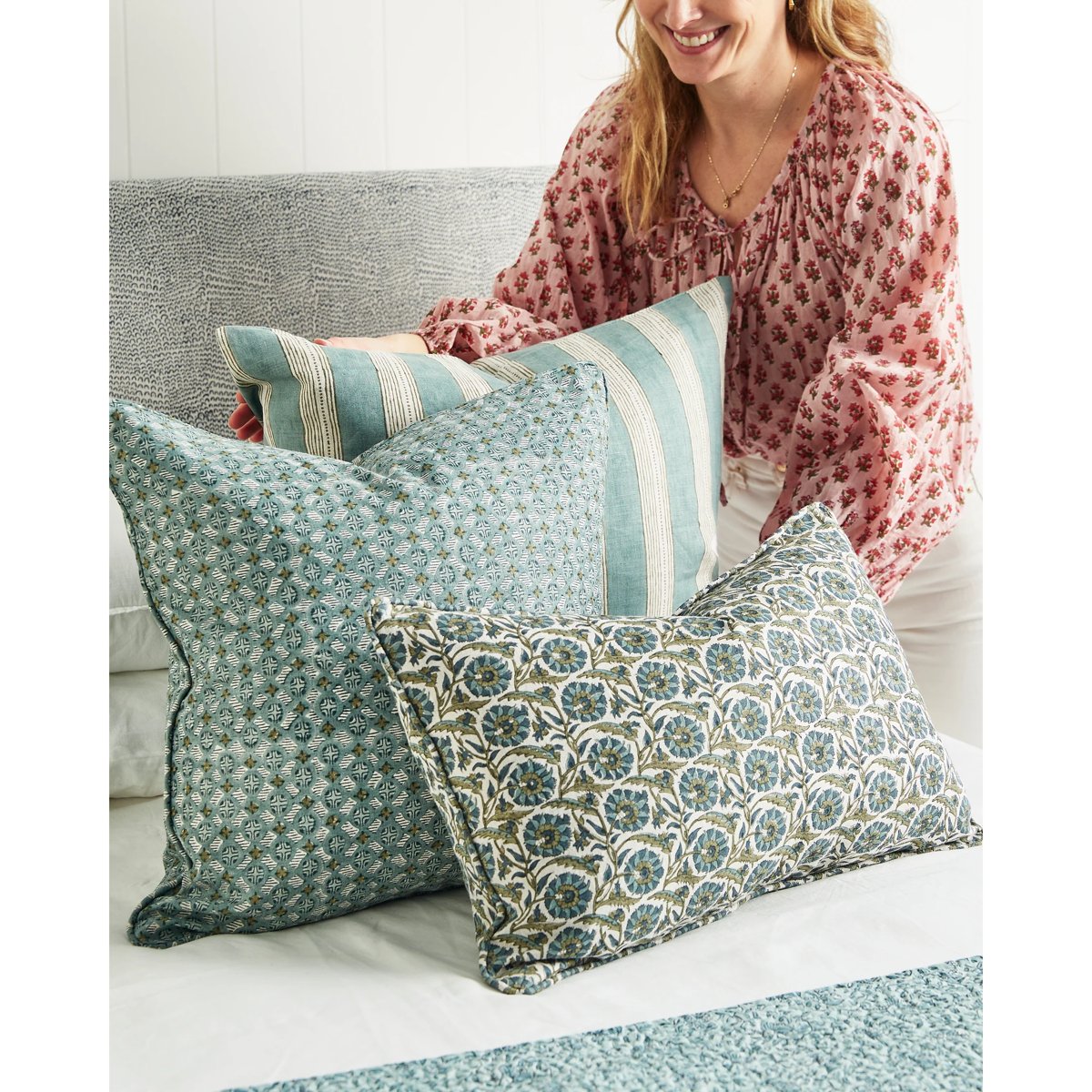 mondocherry - Walter G | Instanbul Linen cushion - slate - bed