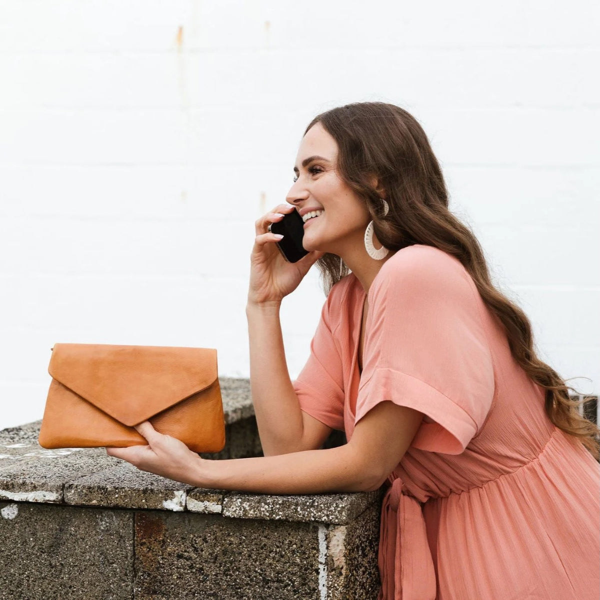 mondocherry - Dusky Robin | riley leather clutch | dusky pink - carry