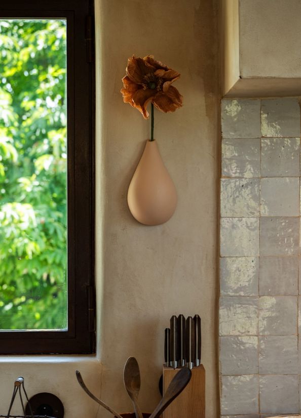 mondocherry - monochromic | bud vase ceramic wall decor | rose - display
