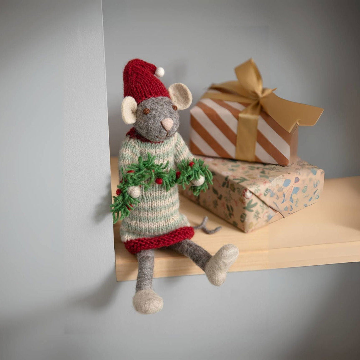 Gry & Sif — grey mouse with garland — large — grey mouse seated on a shelf beside wrapped gifts
