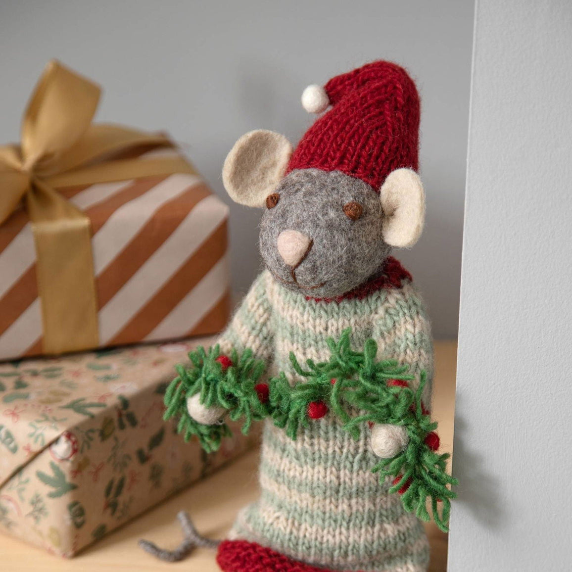Gry & Sif — grey mouse with garland — large — close-up of the mouse holding a garland with red berries