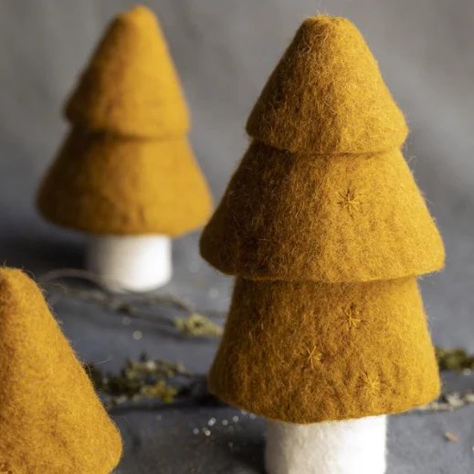 Muskhane | felt Christmas tree decoration | gold - close