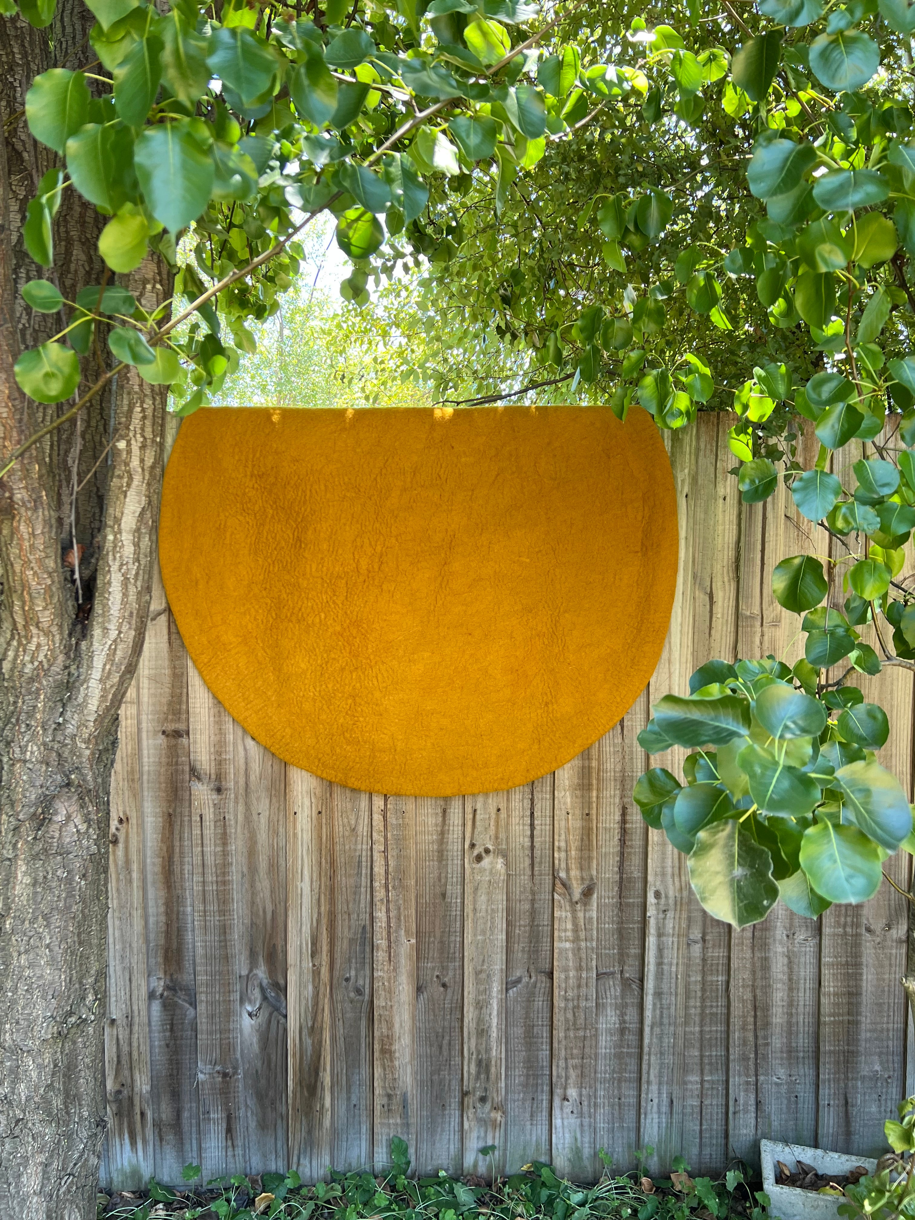 Muskhane | kali round rug | gold