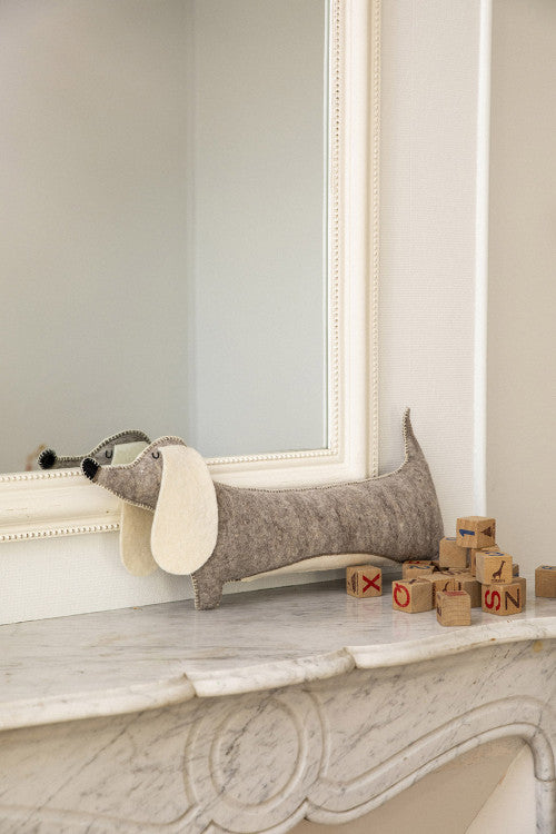 Muskhane | pasu cushion sausage dog | light stone