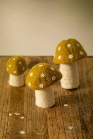 Muskhane | felt dotty mushroom | large | pollen
