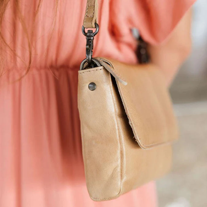 Dusky Robin | sara leather bag | sand