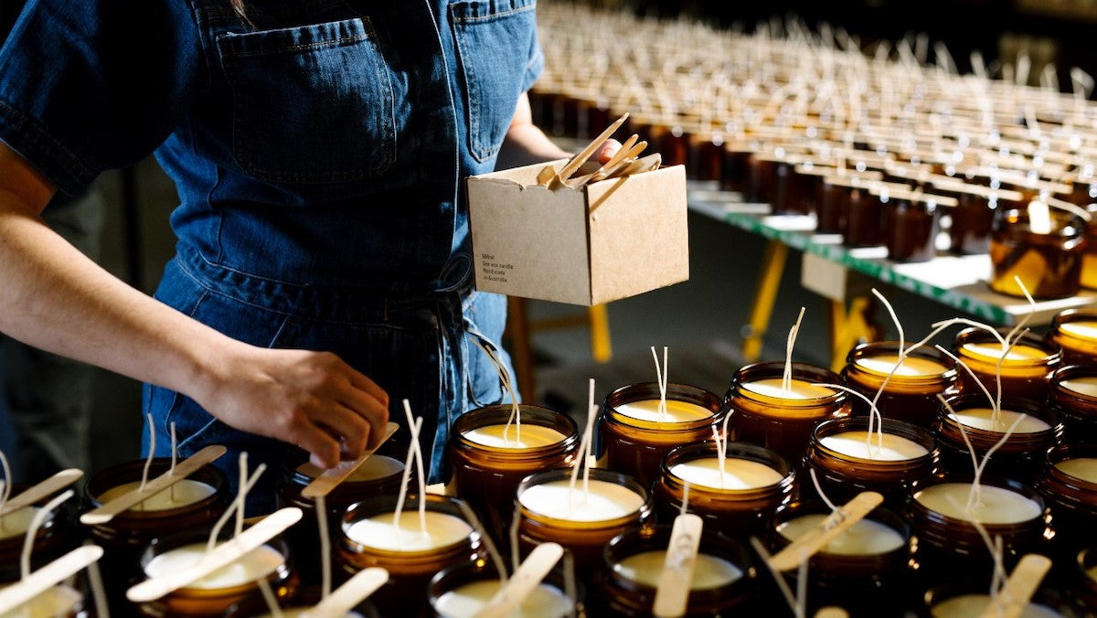 Etikette candles in the making