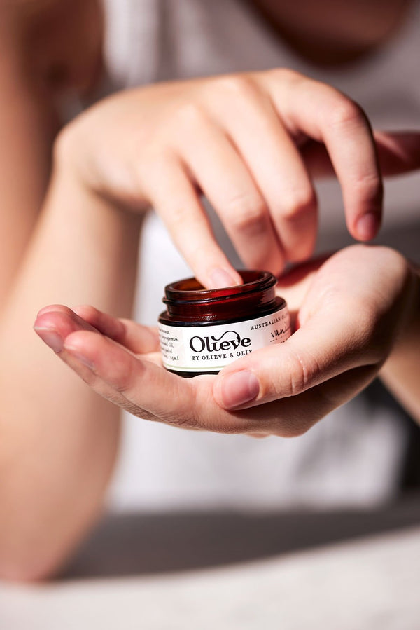 mondocherry - Olieve and Olie | lip balm | vanilla - hand