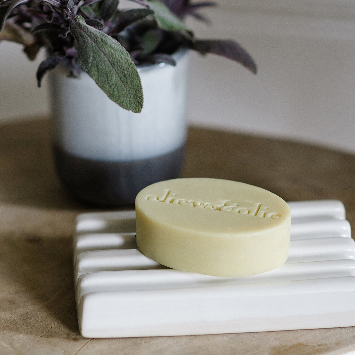 mondocherry - Olieve and Olie | soothing foot bar - holder