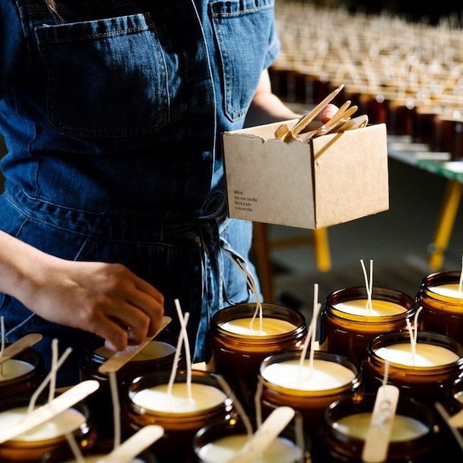 Etikette candle pouring.