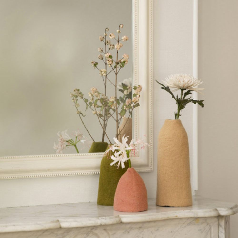 Muskhane felt vases with flowers.