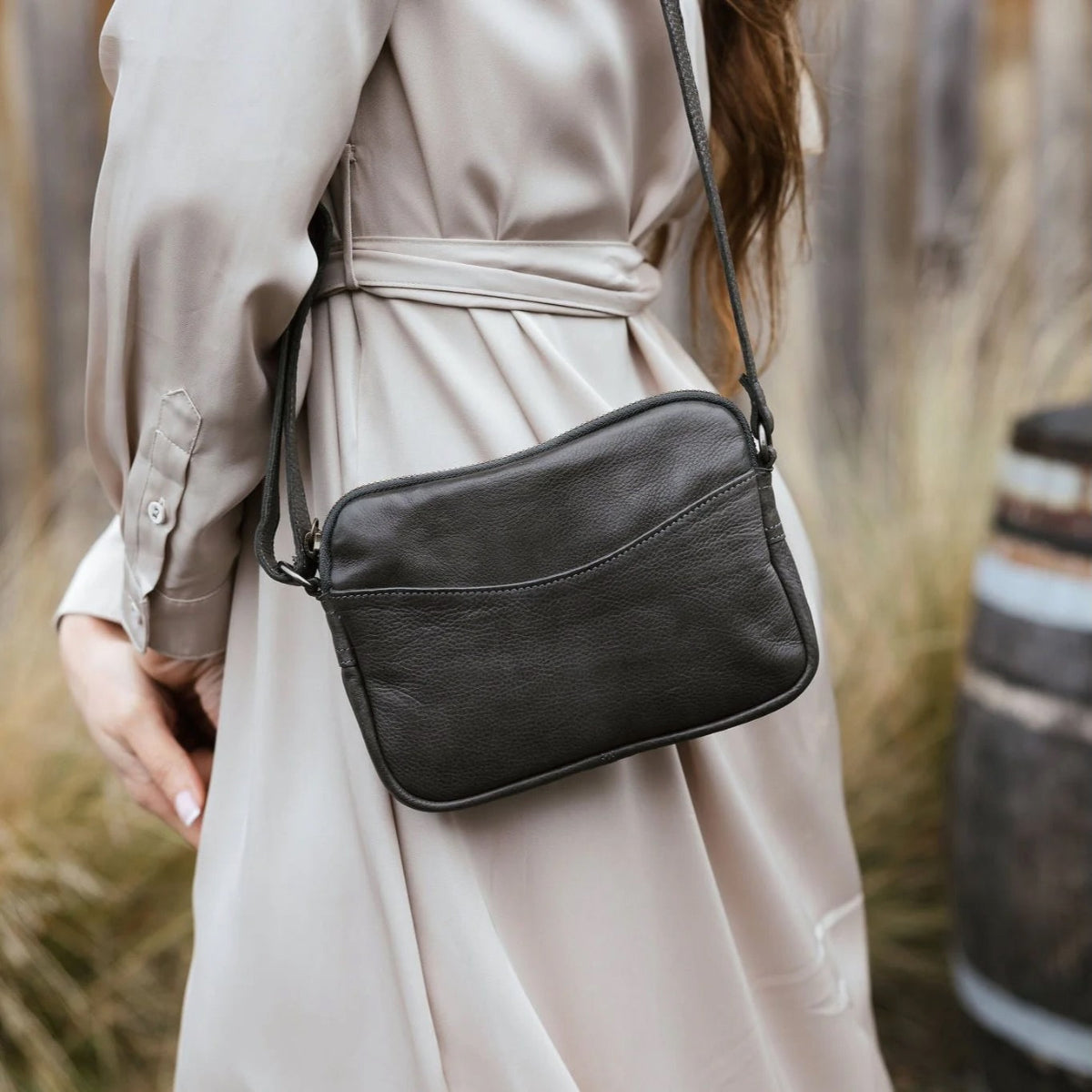 mondocherry - Dusky Robin | emma leather bag | dusky pink - carry