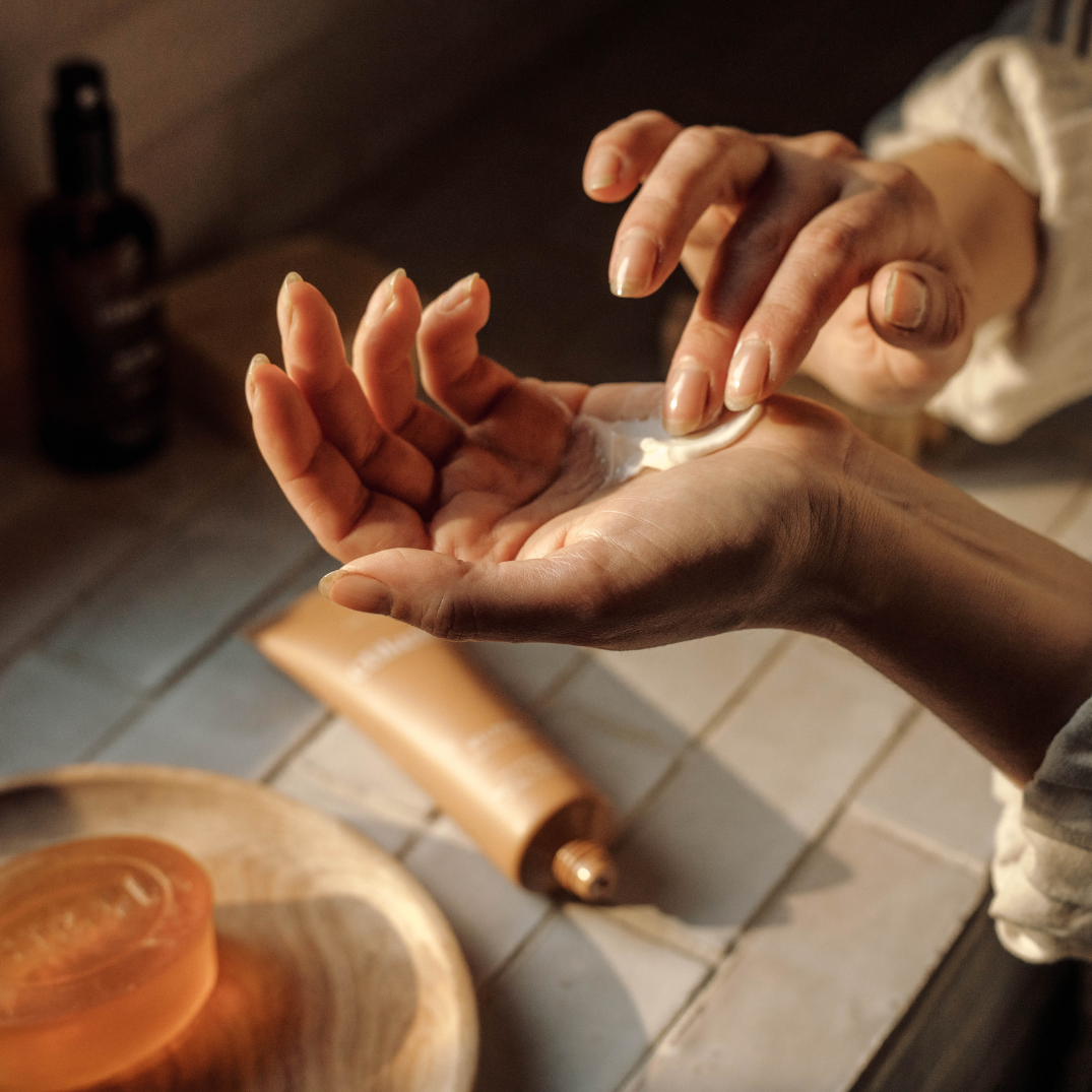 Etikette — hand cream — Wilpena in cactus flower — being applied to hands