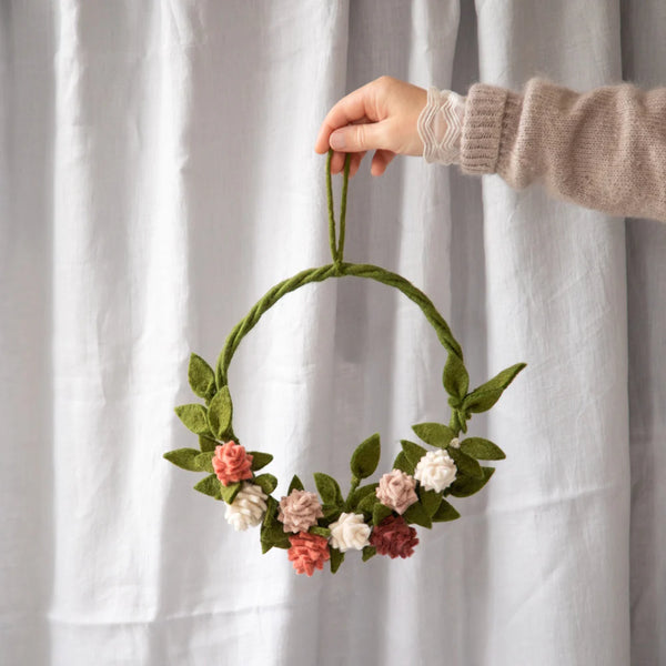 mondocherry Gry & Sif | felted christmas wreath | artichoke - hold