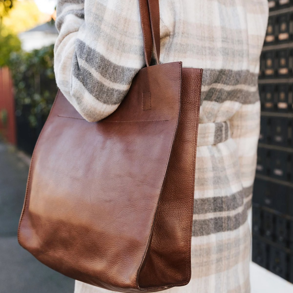 mondocherry - Henk Berg | catie leather tote bag | natural - close