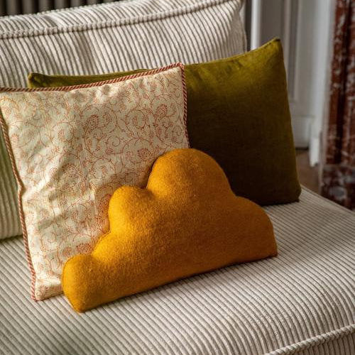 mondocherry - Muskhane | cloudy felt cushion | gold - chair