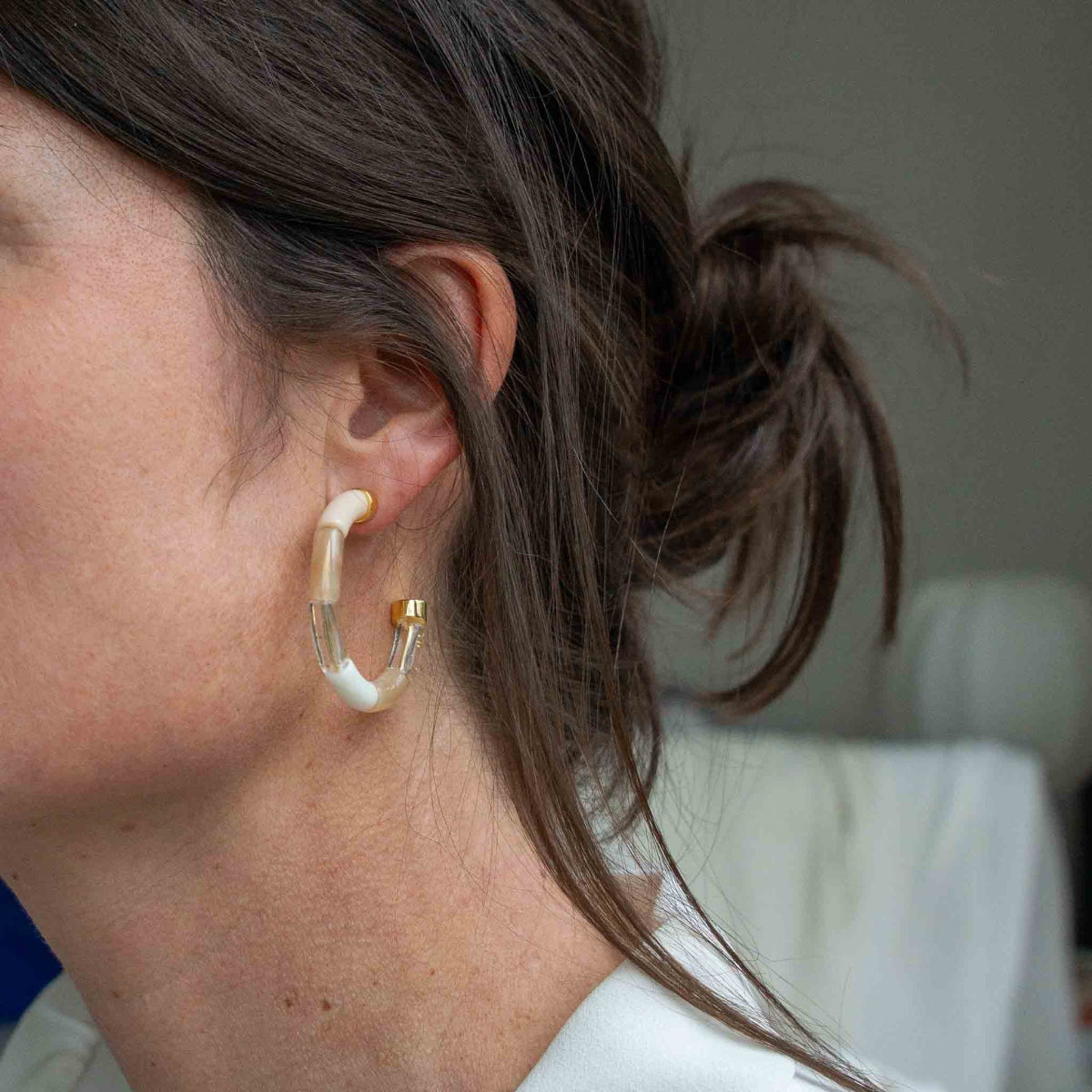 mondocherry - Parabaya | bola earrings | beige - close