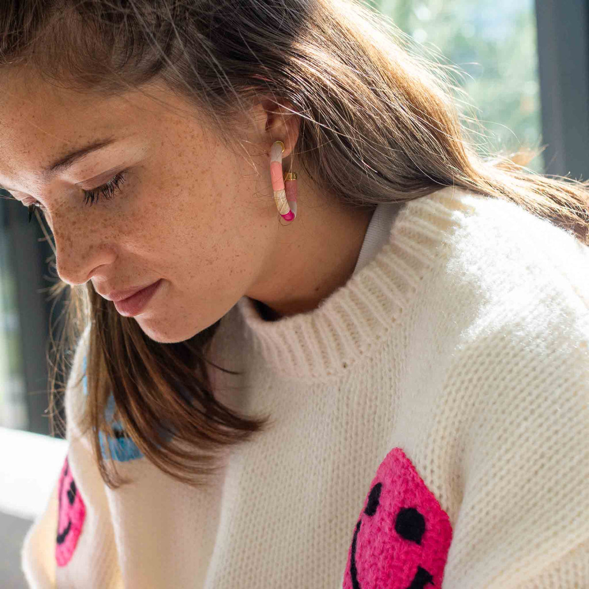 mondocherry - Parabaya | bola earrings | dark pink - model