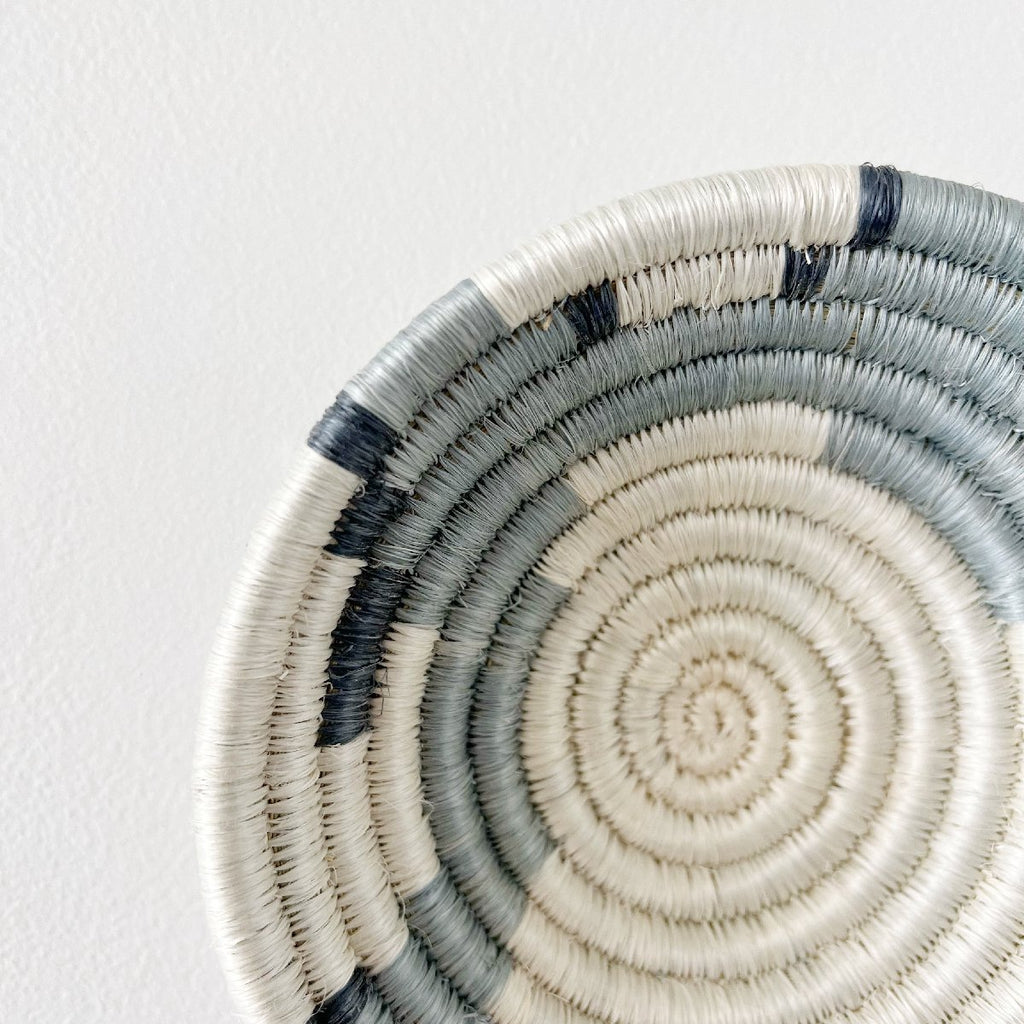 mondocherry - African woven bowl "Kiri" | small | grey #1 - close
