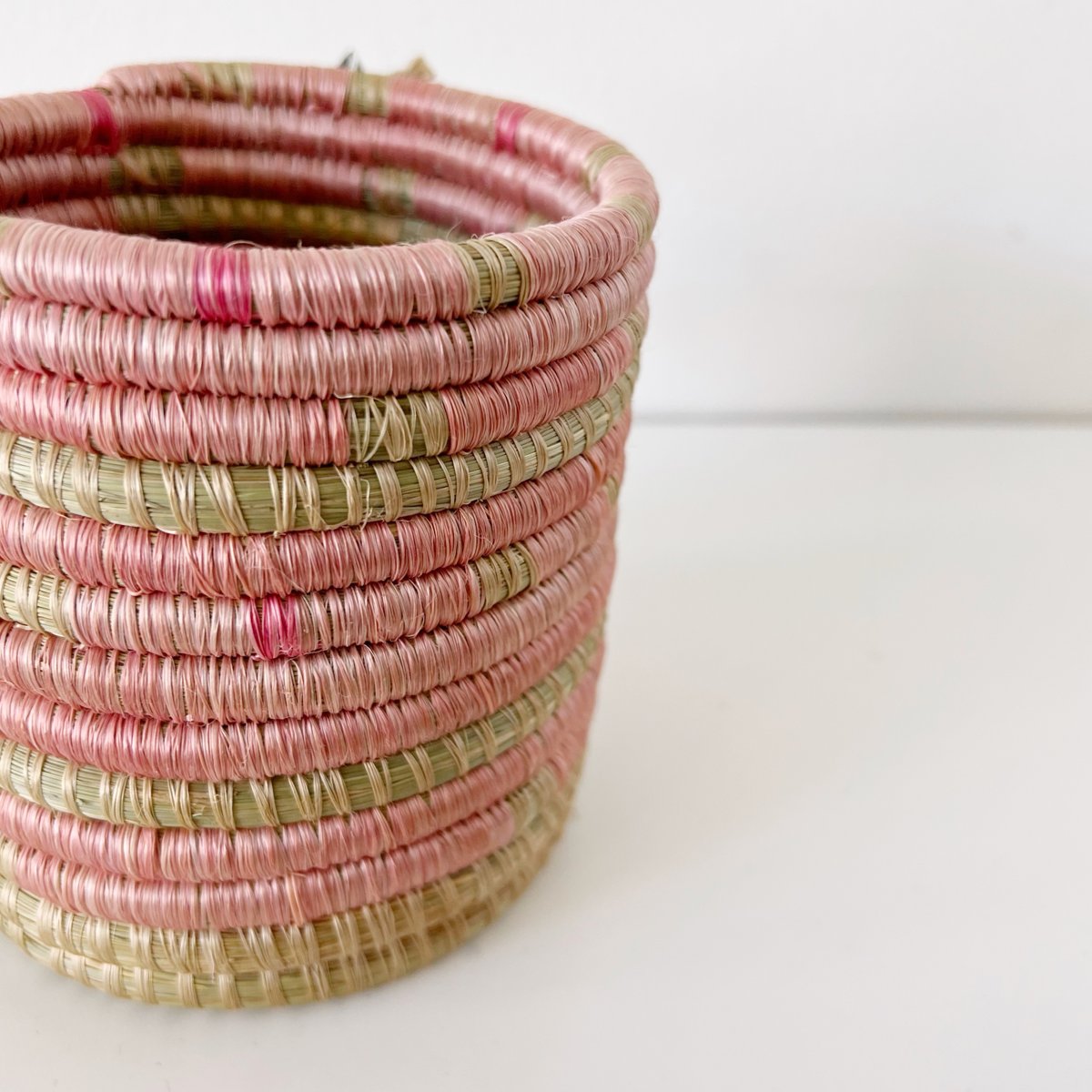 mondocherry - African woven planter "Muyaga" | pink | small - close