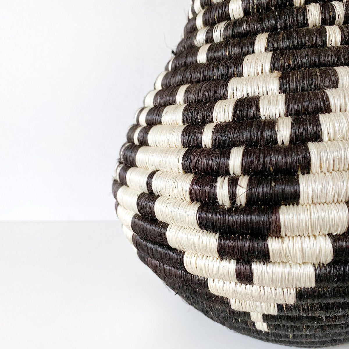 African woven vase "Rangi" | black - close up
