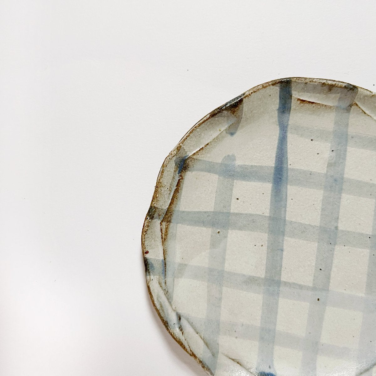 mondocherry - Clay Beehive | ceramic plate | check 2 | 12cm - close