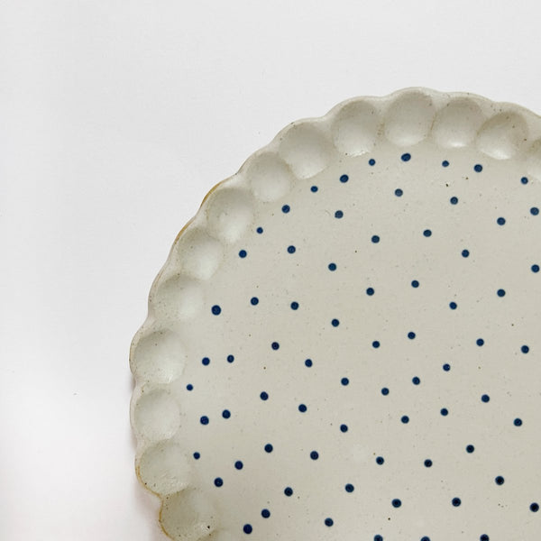 mondocherry - Clay Beehive | ceramic plate | spots 1 | 14cm - close