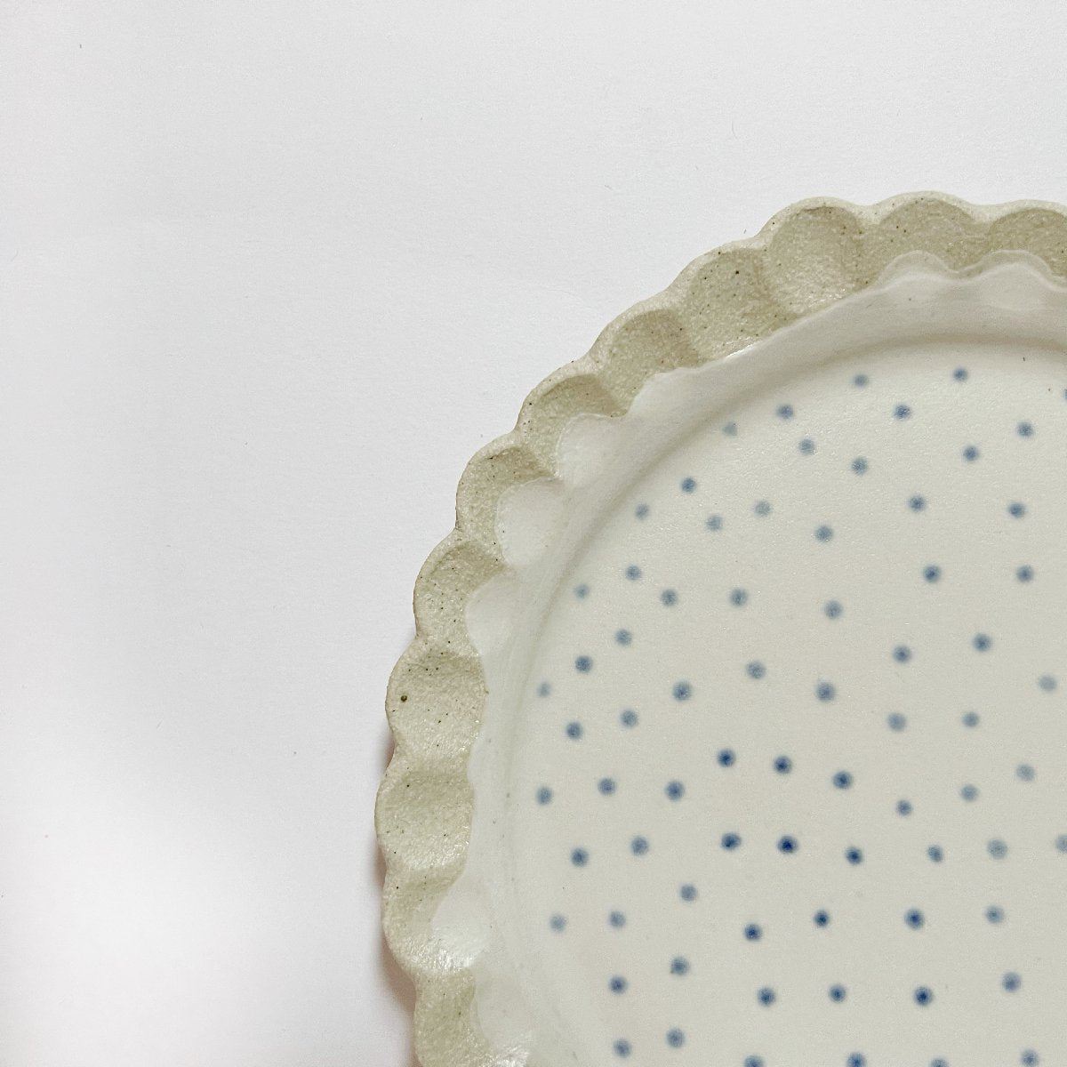 mondocherry - Clay Beehive | ceramic plate | spots 3 | 14cm - close