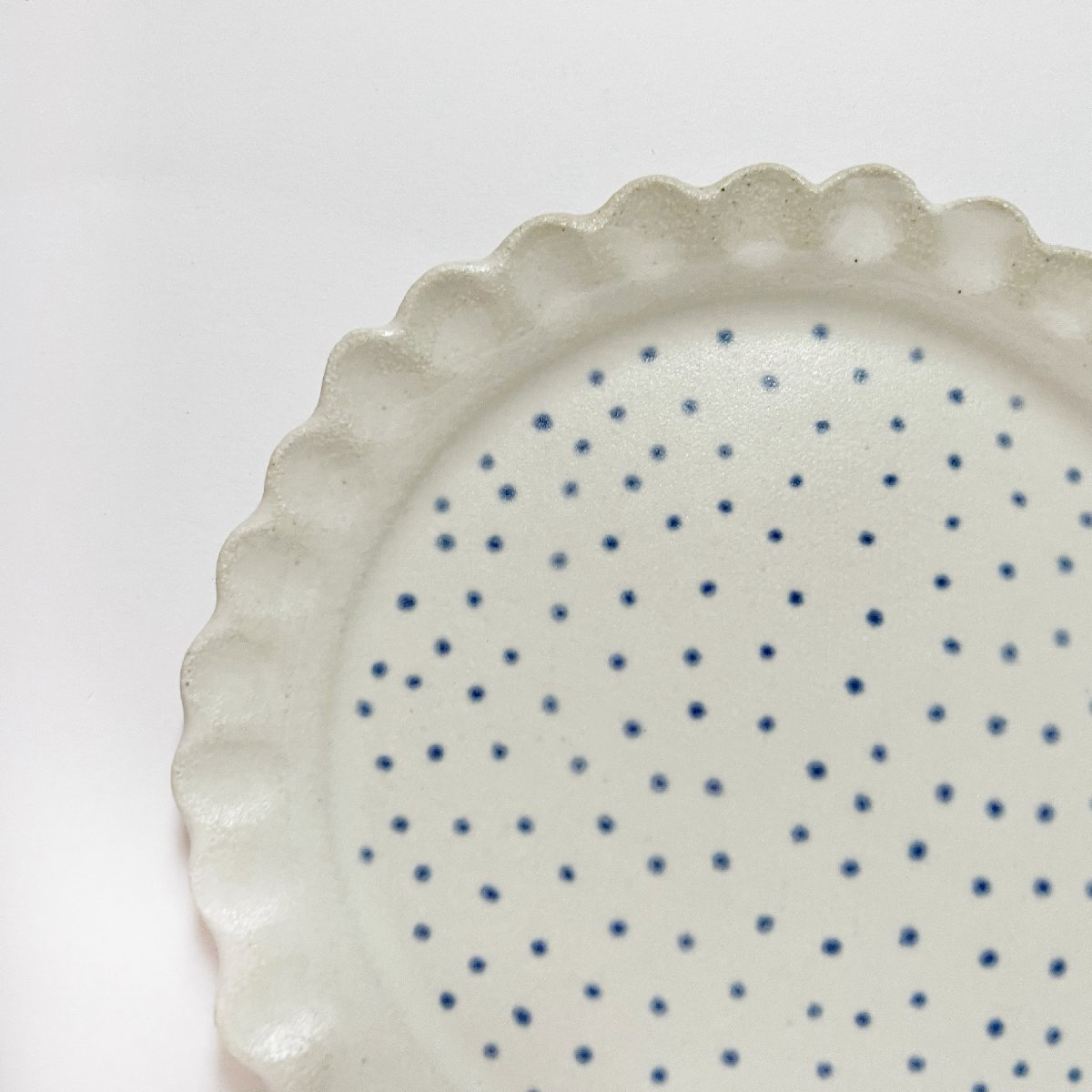mondocherry - Clay Beehive | ceramic plate | spots 5 | 14cm - close