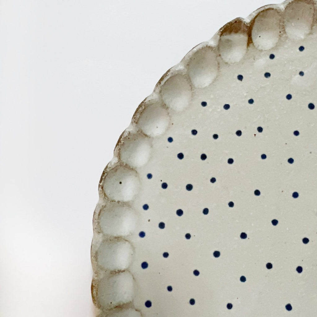 mondocherry - Clay Beehive | ceramic plate | spots 3 | 20cm - close