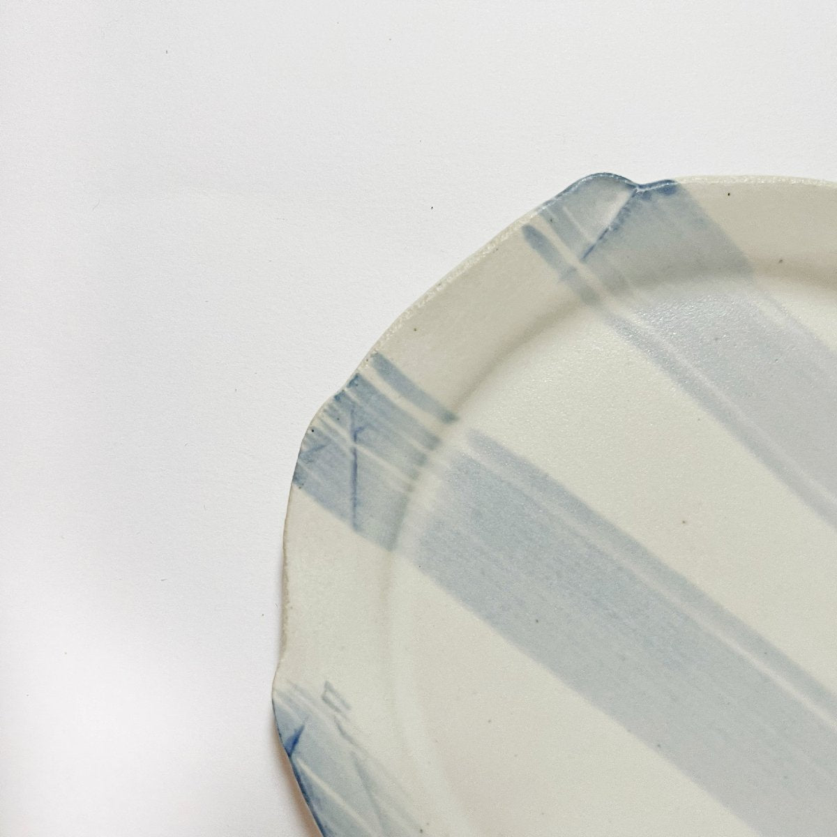 mondocherry - Clay Beehive | ceramic plate | stripes 2 | 14cm - close