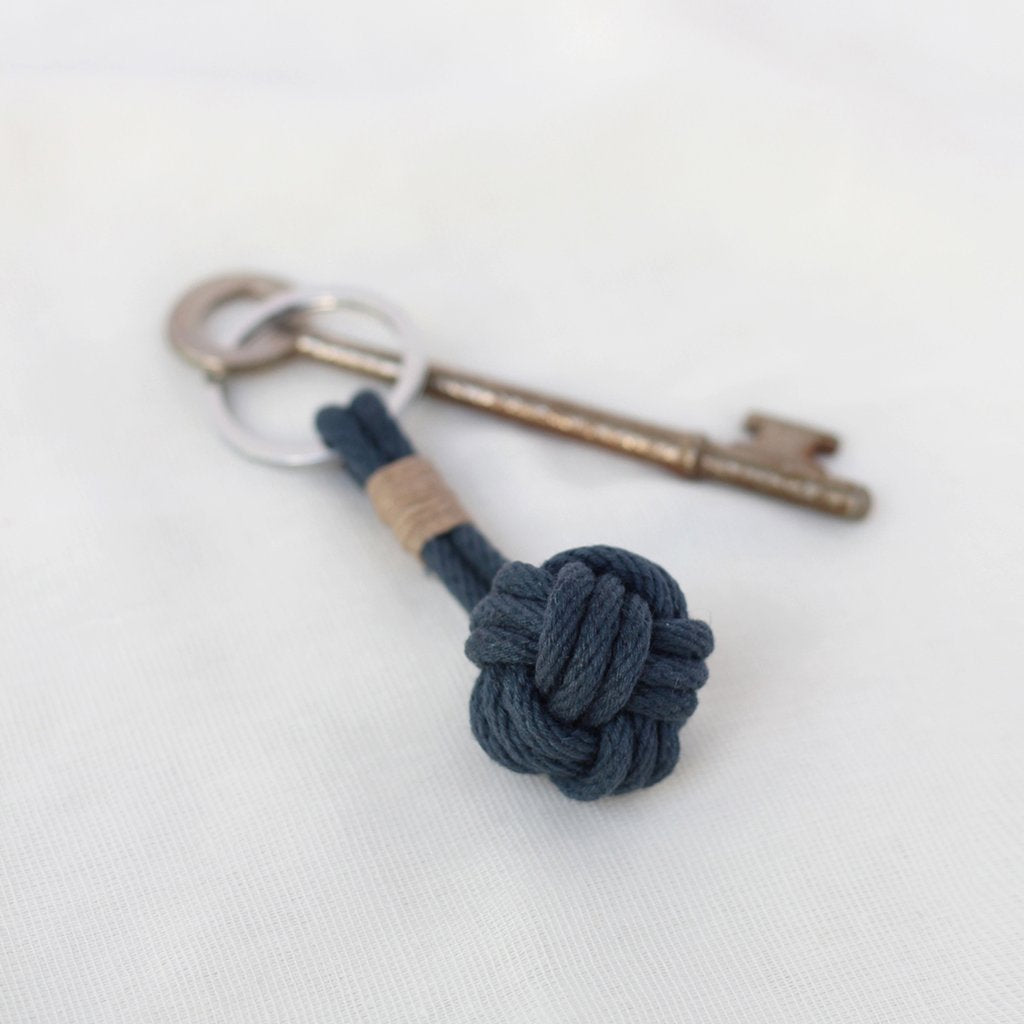 Crayon Chick | nautical knot keyring - close