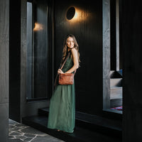 Dusky Robin | alexa leather bag | tan - model