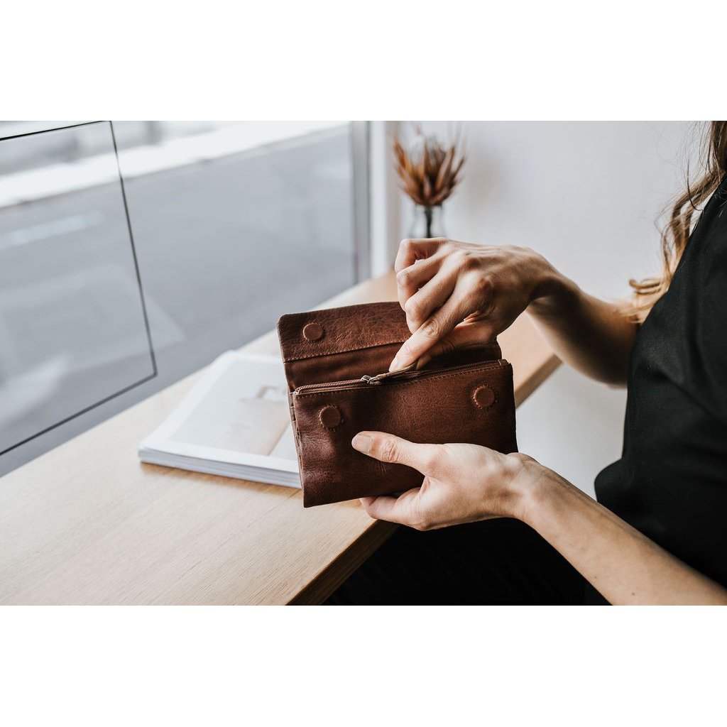 Dusky Robin | chloe leather purse | brown - holding