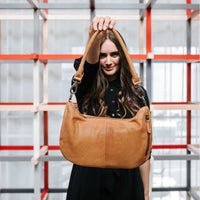 mondocherry - Dusky Robin | nina leather bag | tan - model