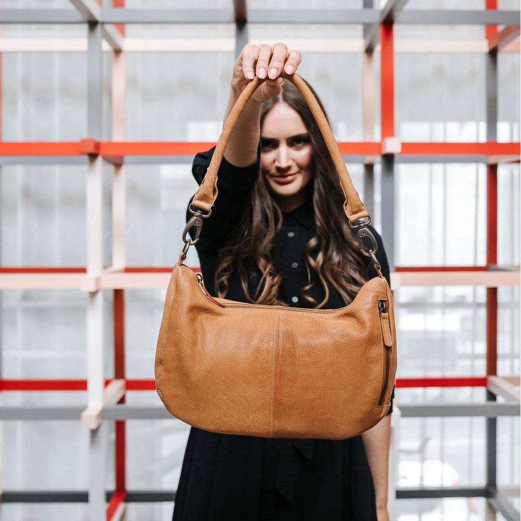 mondocherry - Dusky Robin | nina leather bag | tan - model