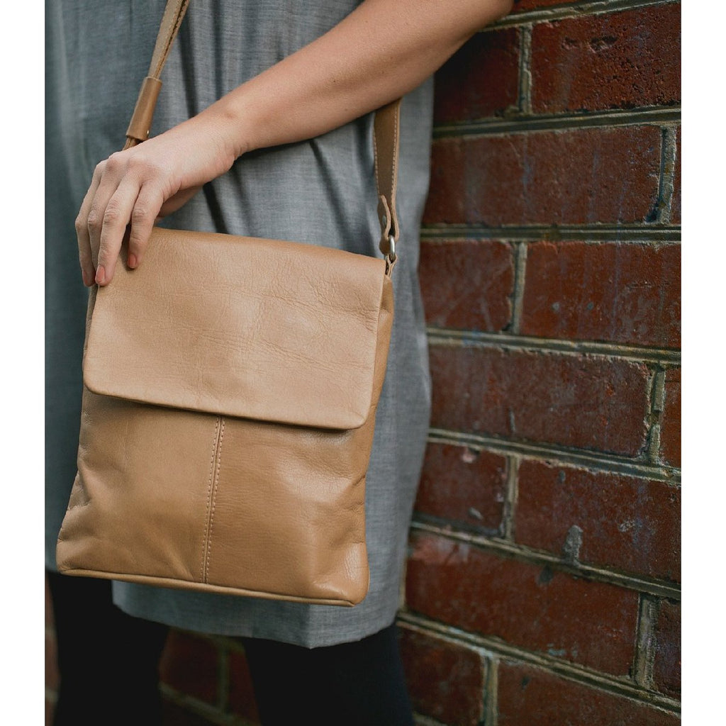 Henk Berg | kit leather bag | natural - model