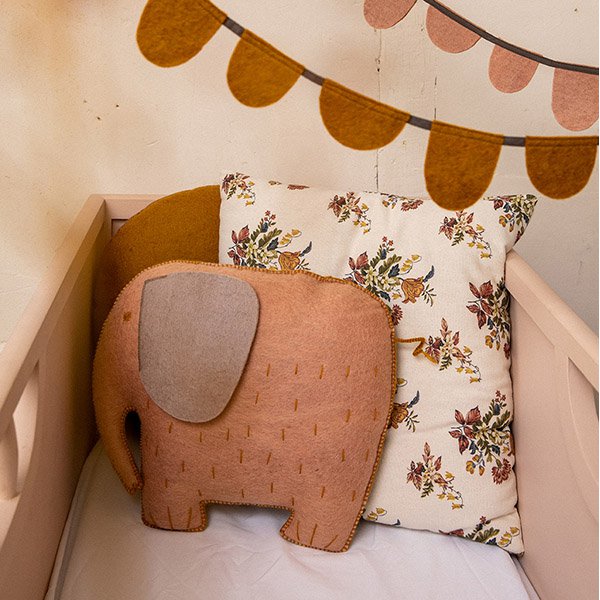 Muskhane kids cushion elephant - quartz pink- mondocherry - bed