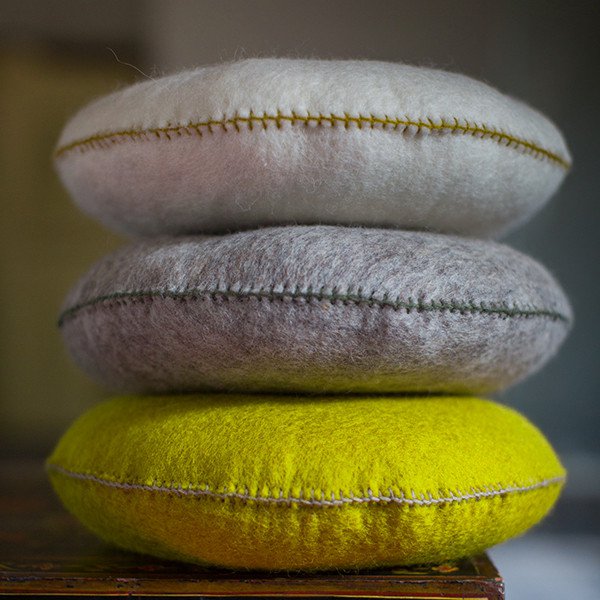 Muskhane smartie cushion - light stone - stack