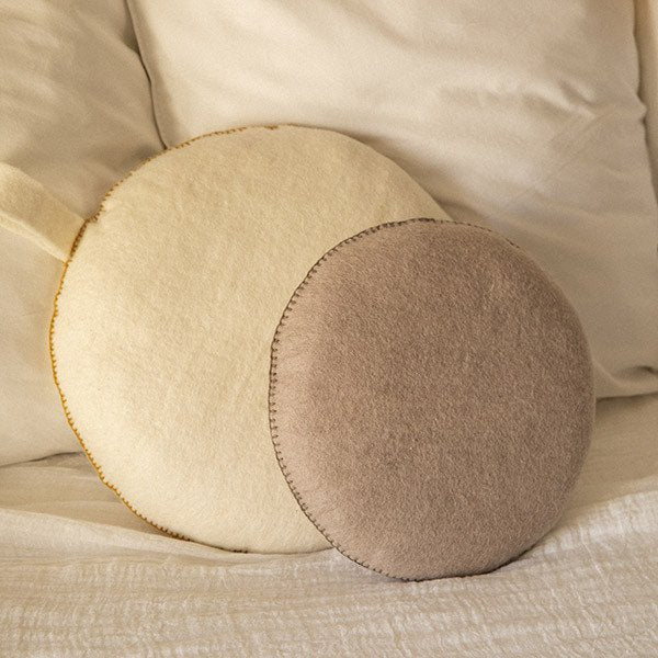 Muskhane smartie cushion - sand - close