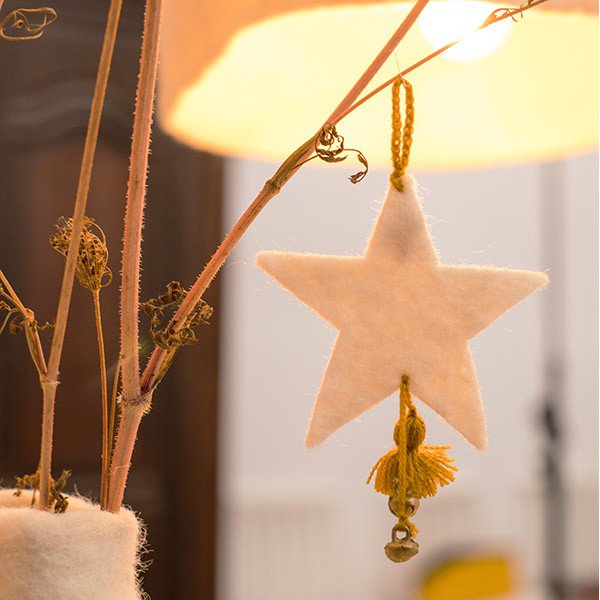 Muskhane | mini felt star decoration with bell | natural - tree